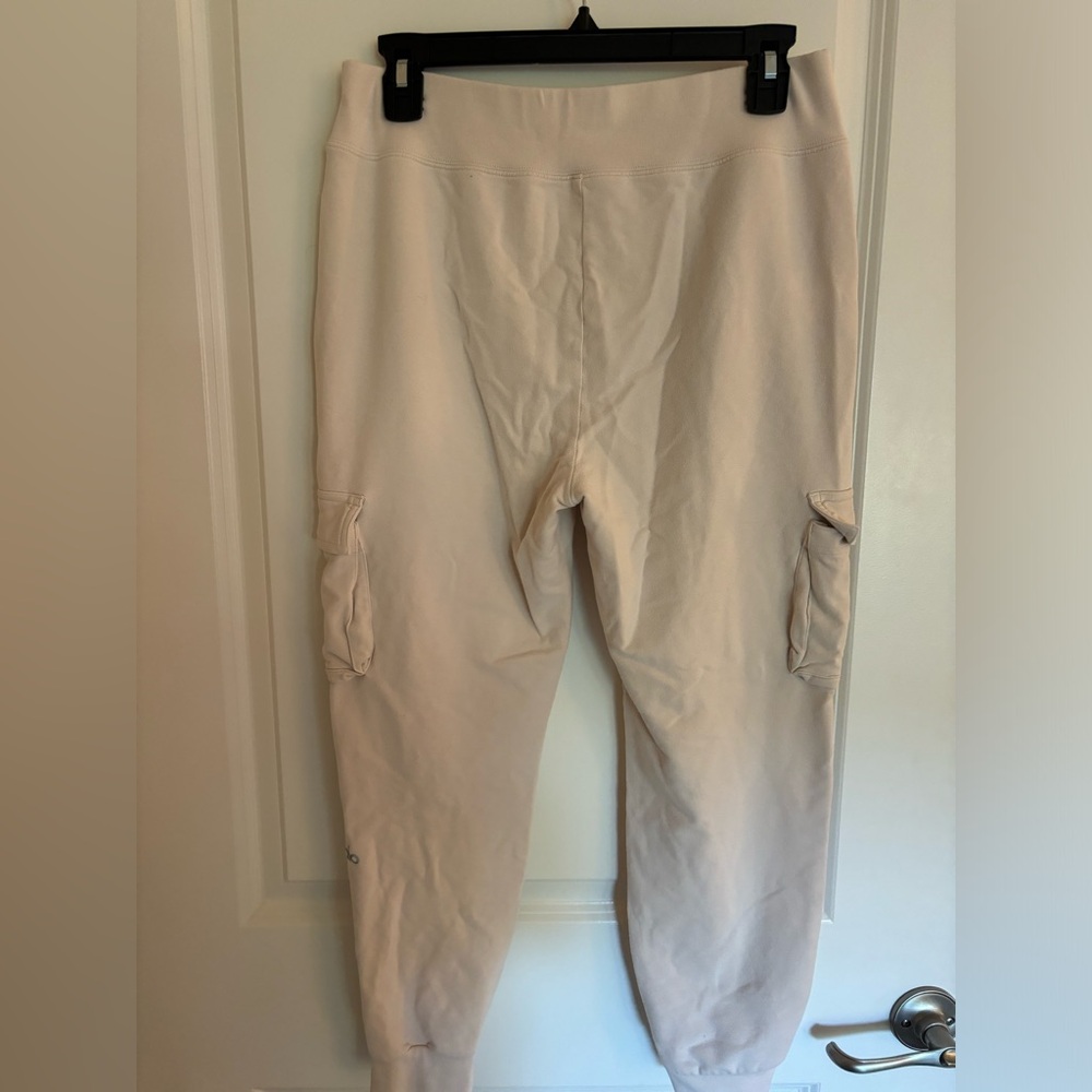 ALO Yoga Joggers/sweats with pockets on side